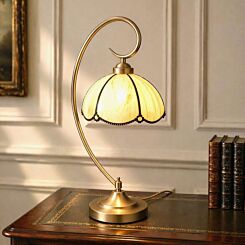 Belgravia Tiffany tafellamp met handgemaakte glazen kap en messing voet op een klassieke houten tafel.