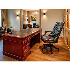 Bureau de luxe installé dans un intérieur classique avec plateau en cuir