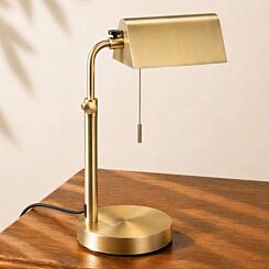 Mayfair banker tafellamp in messing afwerking op houten tafel met verstelbare arm.