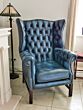 Heerlijke klassieke Engelse Chesterfield fauteuil , antiek bleu