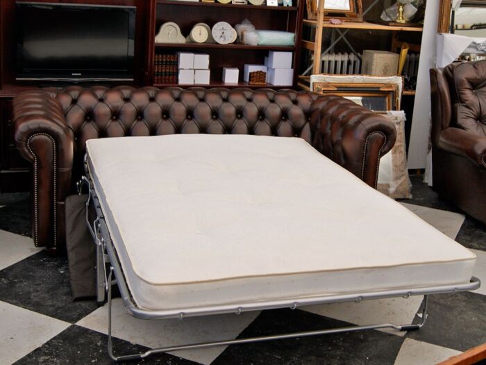 Royal Chesterfield sofa bed, English Decorations