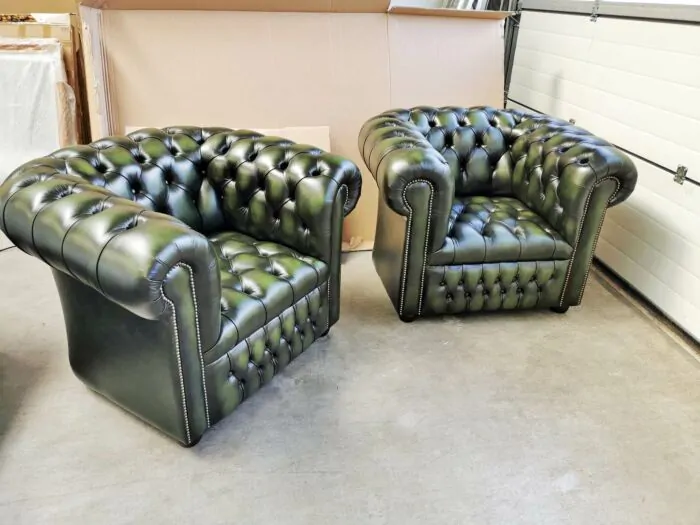 Van toepassing zijn legaal cafe Set van 2 Chesterfield club fauteuils van antiek groen leer, English  Decorations