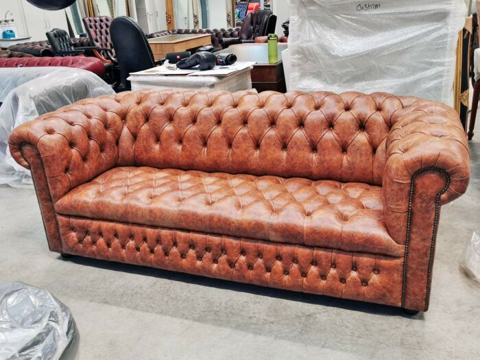 Fully buttoned Chesterfield by English Decorations