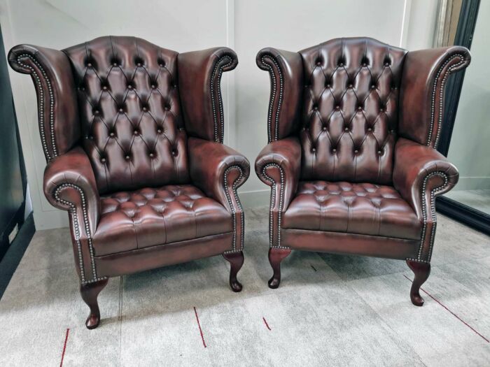 Prachtige Set antiek bruin Chesterfield Wing chairs Oorfauteuils