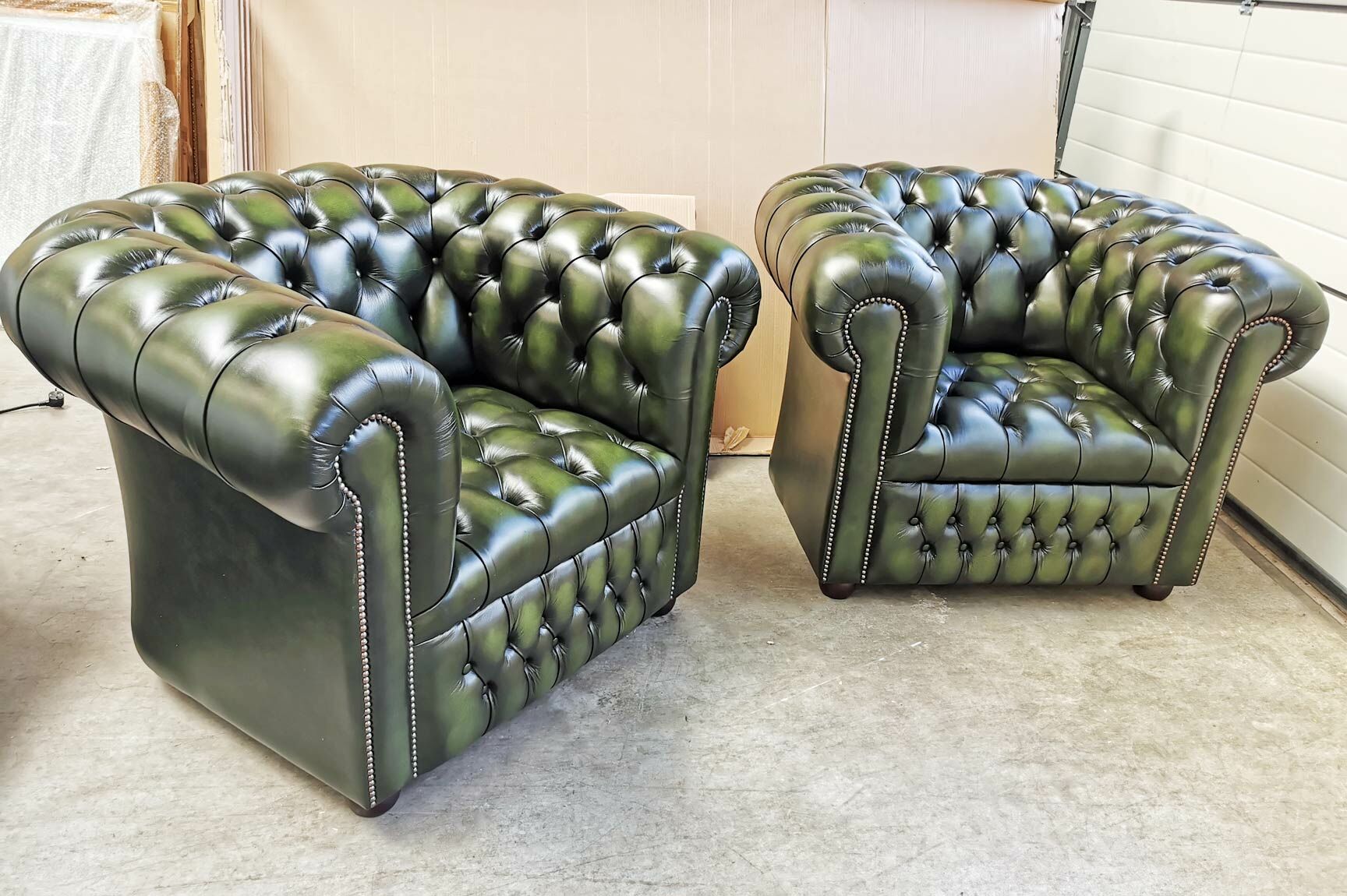 bijeenkomst ui Nieuwsgierigheid Set van 2 Chesterfield club fauteuils van antiek groen leer, English  Decorations