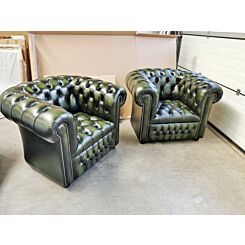 Set van 2 Chesterfield club fauteuils van antiek groen leer