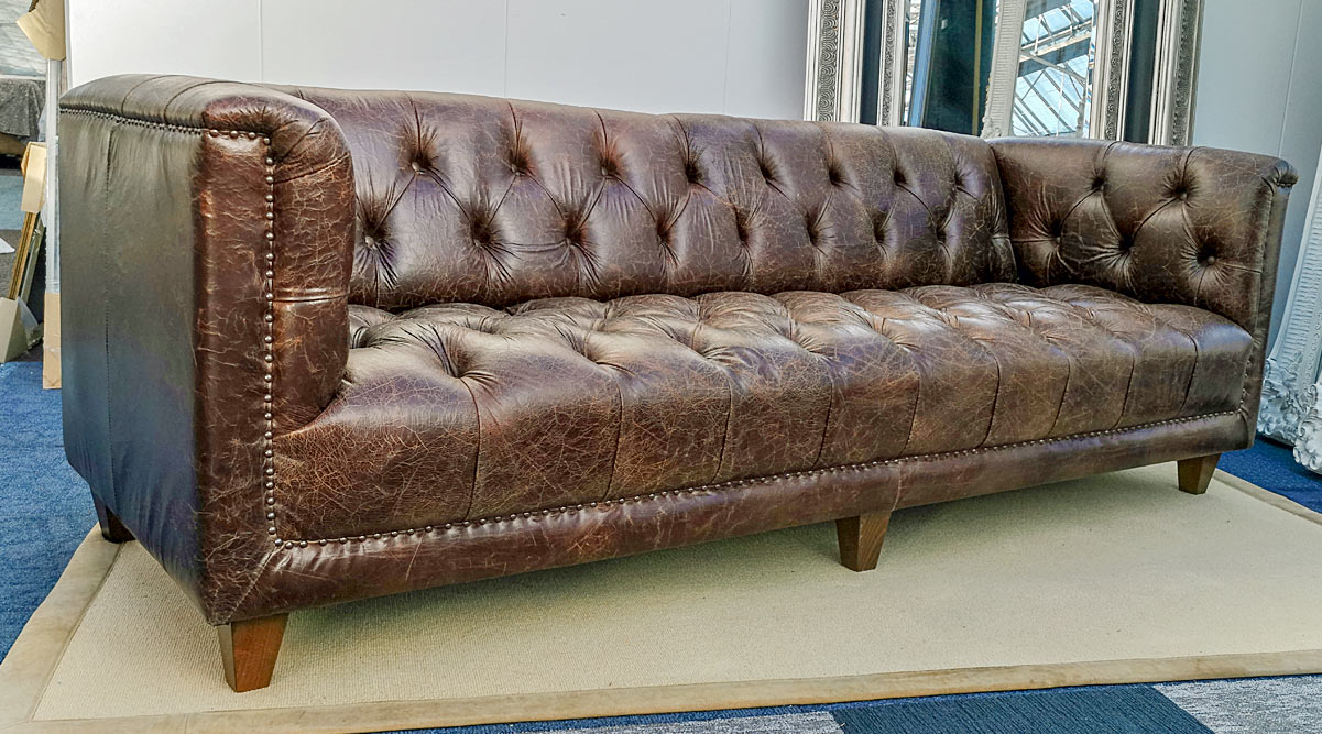 Typical English Parliament Chesterfield vintage crackle leather