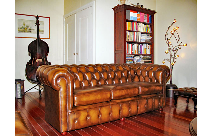 Klassische englische Chesterfield-Sofas