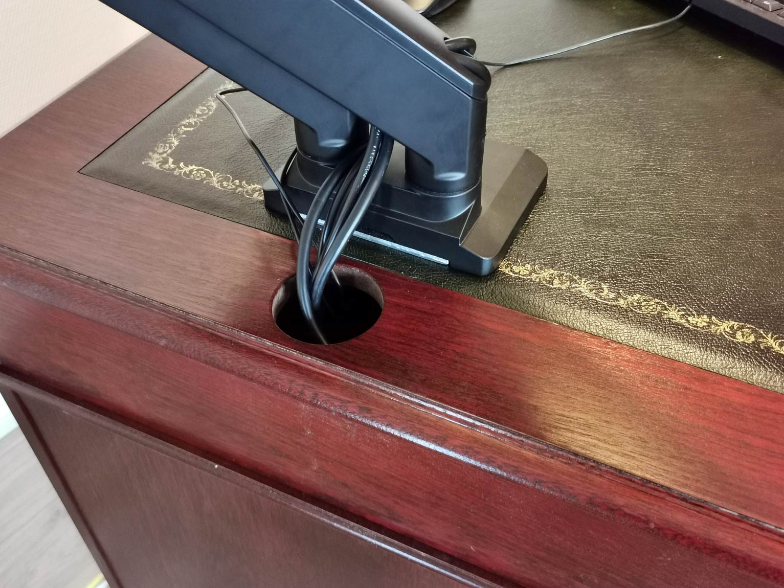 gat voor computerkabels en klem voor monitor