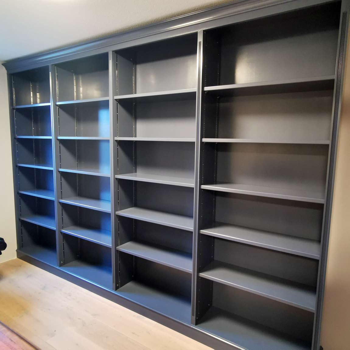 Open boekenkast geschilderd in blue egg shell