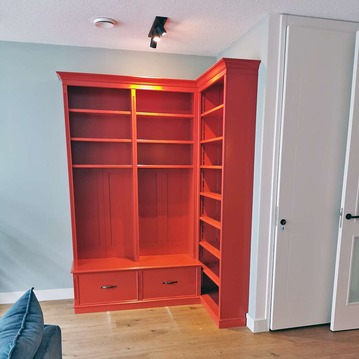 Hoekboekenkast geschilderd in Farrow & Ball Bamboozle