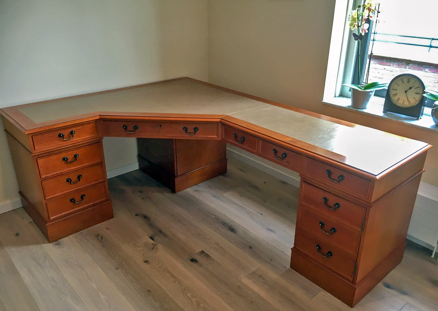 bureau d'angle en cerisier avec cuir spécial