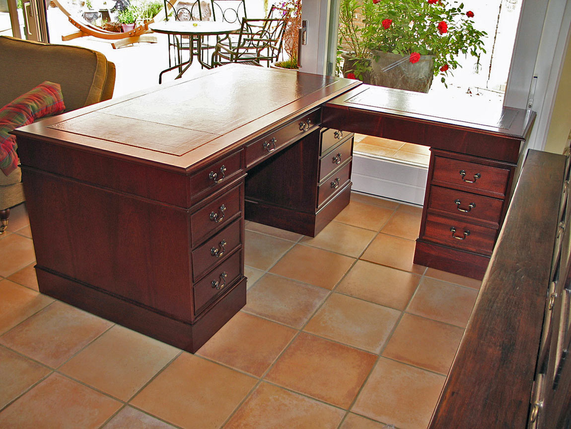 90 x 150 cm mahogany desk with side arm