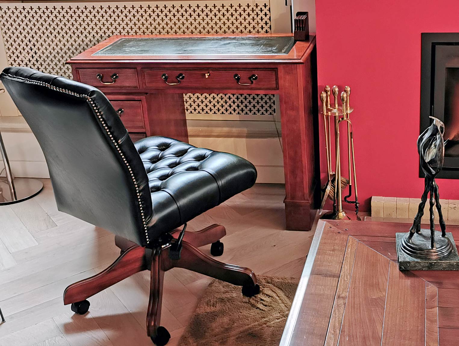 petit bureau anglais en cerisier avec notre chaise de bureau