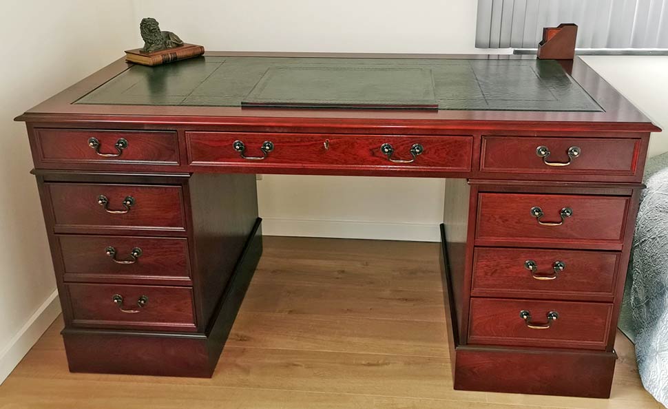 klassiek bureau en handgemaakt en op maat,rechtstreeks uit Engeland.