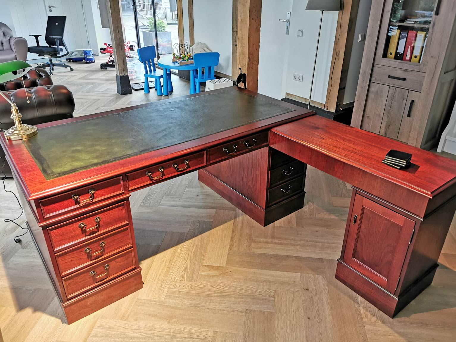 Bureau en acajou avec bras latéral